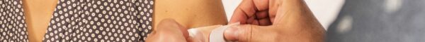 Un médecin met un pansement sur le bras d'une femme qui vient de se faire vacciner contre le Covid